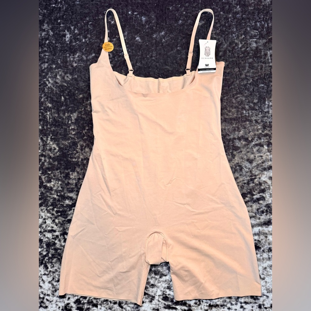 Wacoal Beyond Naked Cotton Blend Open Bust Thigh  
Size XXL in Sand